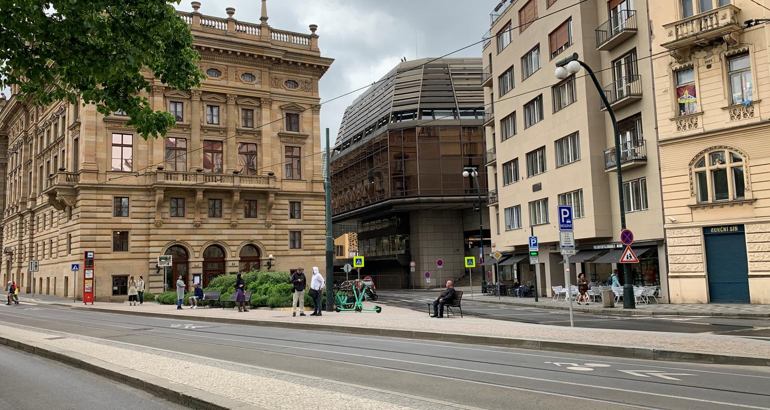 Bistro Dante's se nachz na Masarykov nbe v klidnm prostoru mezi Nrodnm divadlem a ofnem.